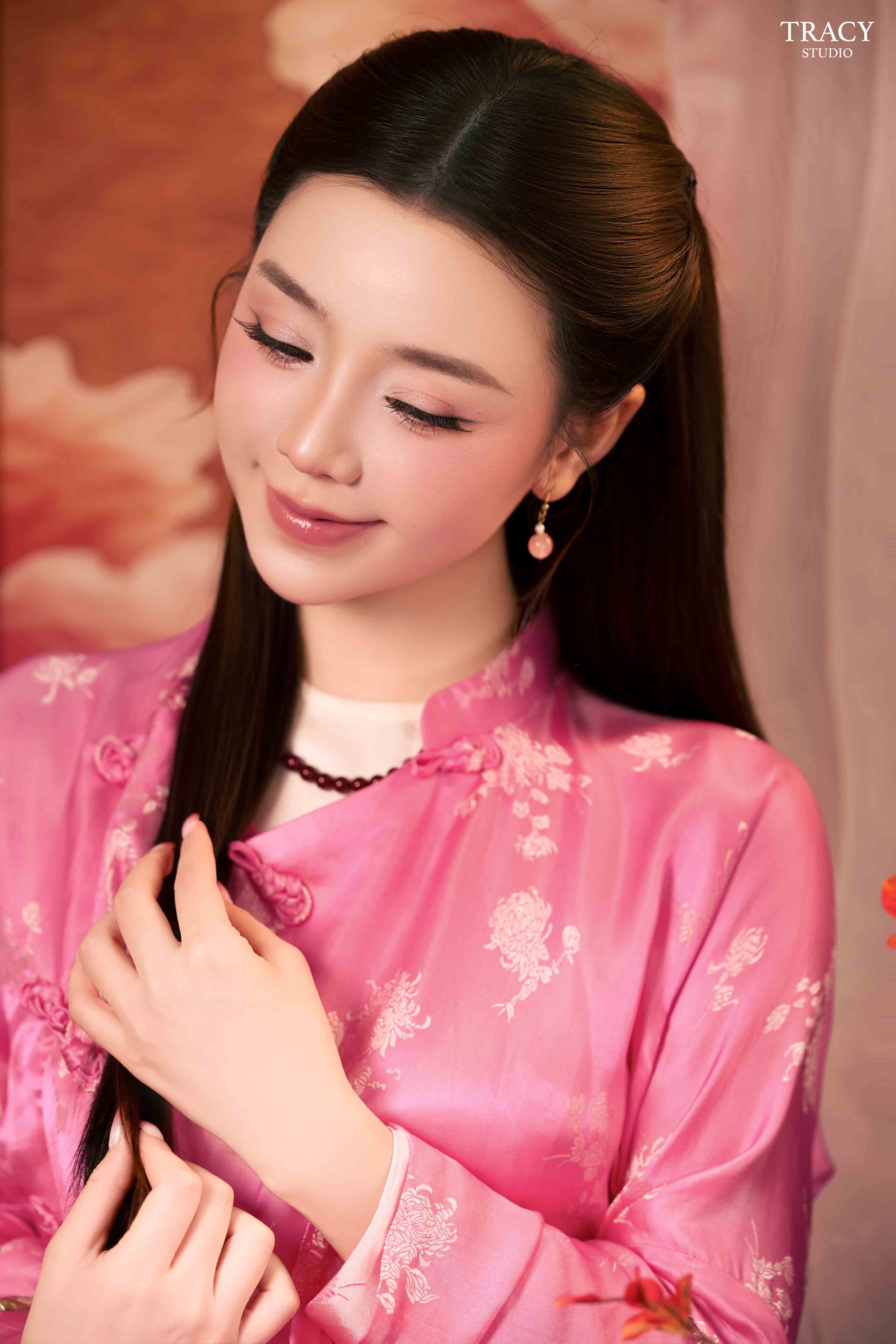 frontend/img/gallery/anh-tet-yem-ao-dai/tracy-studio-chup-concept-tet-du-uyen (2).jpg
